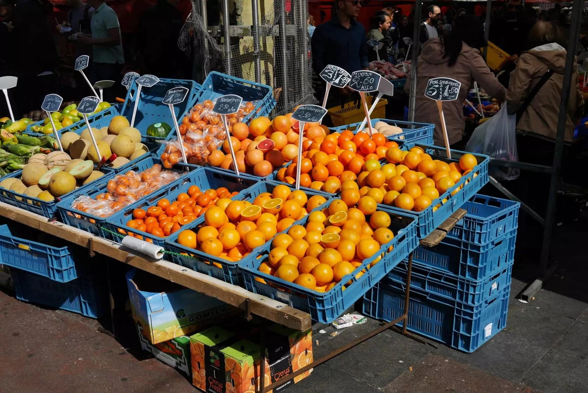 Image of a fruit stand selling a variety of oranges
